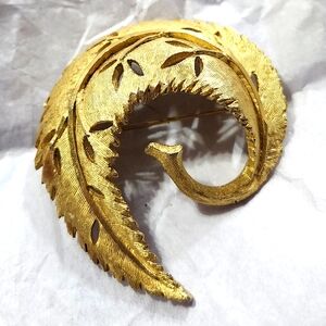 Vtg BSK Gold Tone Textured Leaf  Pin Brooch